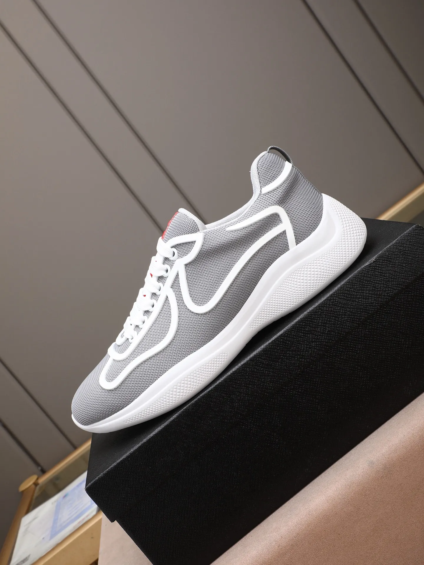 Men's shoes 💰400 PRADA/Prada men's lace-up casual sports shoes, the upper is made of imported rubber and breathable mesh. It is soft, comfortable and breathable. The tongue is decorated with the PRADA brand letter logo. The thick rubber sole echoes the red label tongue. The style is fashionable and elegant. The details are carefully crafted. A casual sports shoe with a super western style and excellent breathability!  Size: 38-44 (45 46 customized)